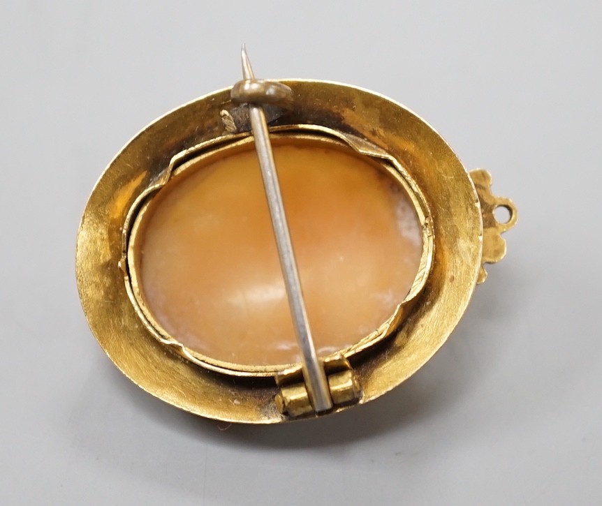 A yellow metal mounted cameo shell brooch, carved with the bust of a lady to dexter, 28mm.